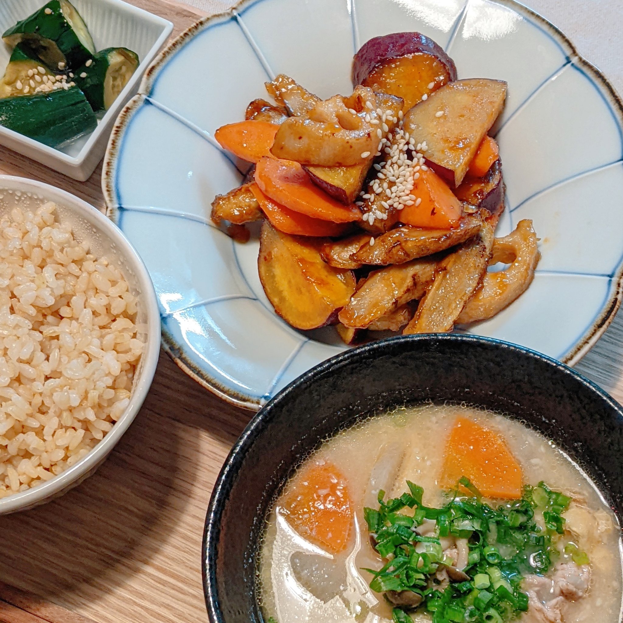 鶏肉と根野菜の甘辛炒めと豚汁