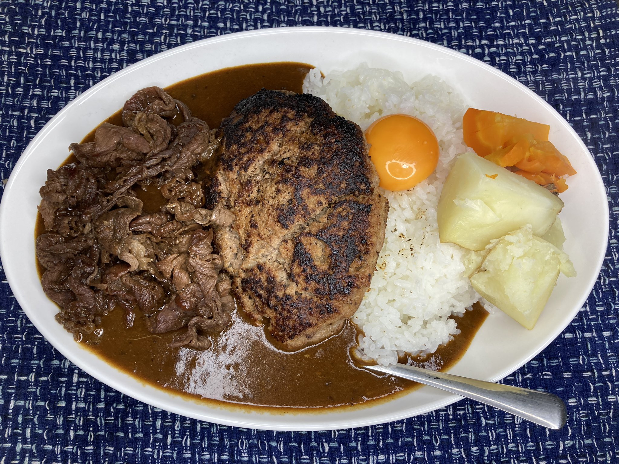 【料理】俺氏、カレーは辛口と中辛を混ぜたものが好きである。